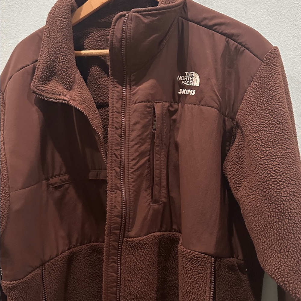 THE NORTH FACE X SKIMS 1995 RETRO DENALI FLEECE JACKET in brown. Size Large. - Picture 3 of 7